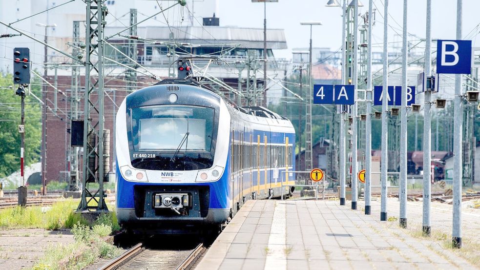 Eine S-Bahn der NordWestBahn auf dem Weg nach Bremen. Könnte sie bald bis Leer kommen? Foto: Hauke-Christian Dittrich/dpa