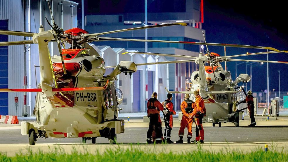 Zwei Hubschrauber waren während des Feuers auf der „Fremantle Highway“ im Einsatz. Foto: Van Der Caalj/ANP/DPA