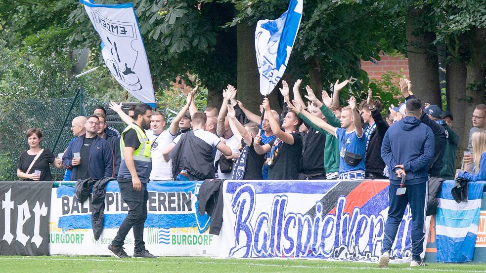 Die Emder Fans (hier in Ramlingen) werden am Mittwoch vermutich nach Bornreihe reisen können. Foto: Doden/Emden