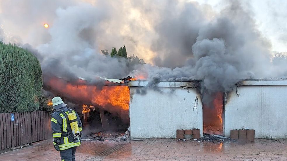 Als die Einsatzkräfte vor Ort eintrafen, schlugen die Flammen aus der Garage. Fotos: Feuerwehr