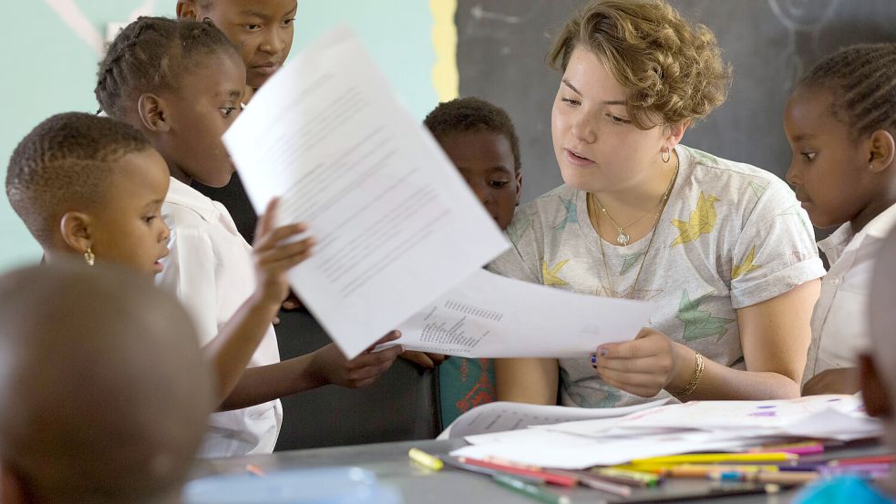 Im Urlaub an einer Schule unterrichten — ist das eine gute Idee? Foto: imago images/Stefan Trappe
