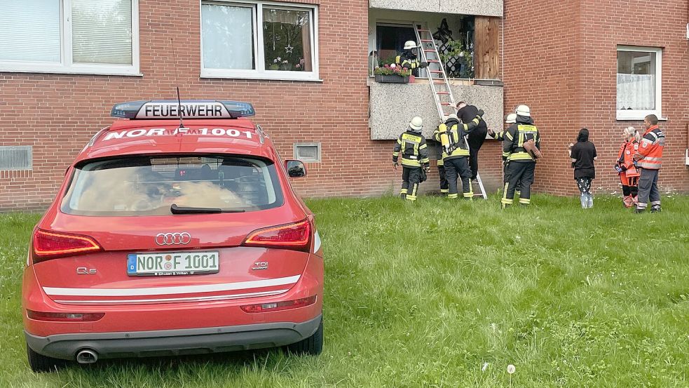 Die Freiwillige Feuerwehr Norden brachte die Bewohner über eine Leiter vom Balkon aus ins Freie. Foto: Feuerwehr Norden