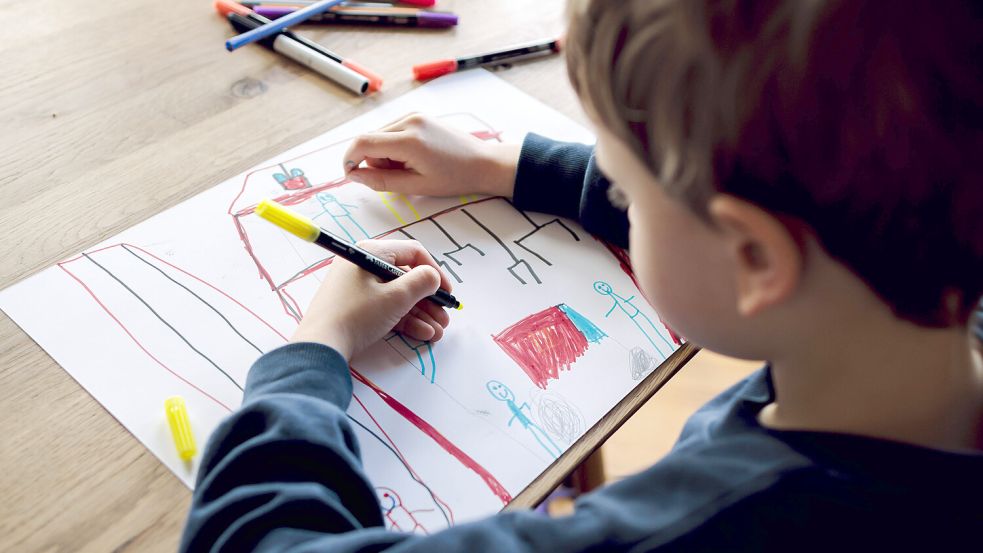 Viele linkshändige Kinder haben es in Kitas und Schulen schwer. Aber auch zu Hause kann es Probleme geben. Foto: imago images/photothek