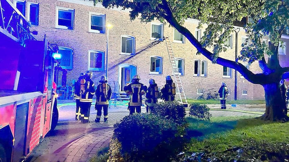 Das Mehrfamilienhaus musste evakuiert werden. Zwölf Bewohner waren davon betroffen. Foto: Feuerwehr Emden