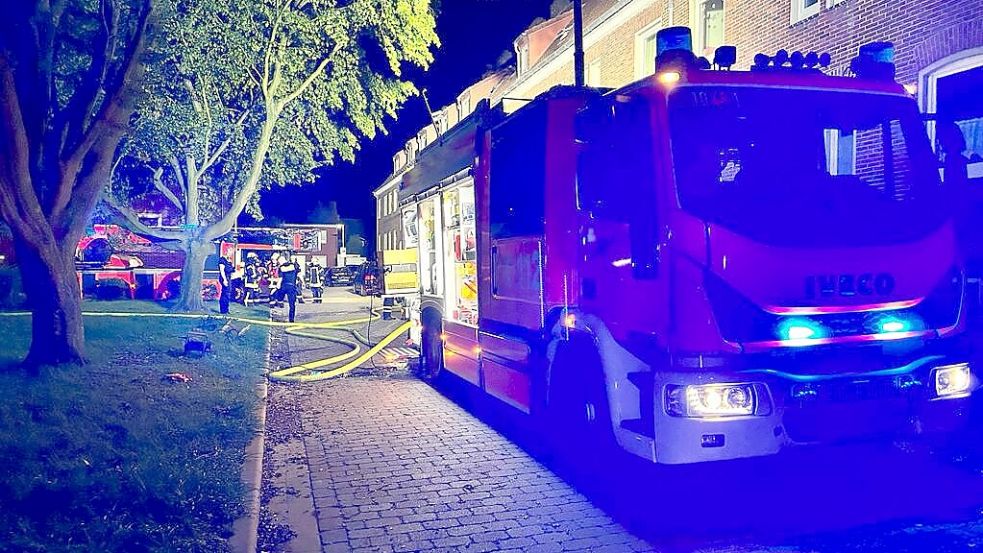 Die Feuerwehr führte, nachdem der Brand gelöscht war, Messungen durch und überprüfte die Überreste auf Glutnester. Foto: Feuerwehr Emden