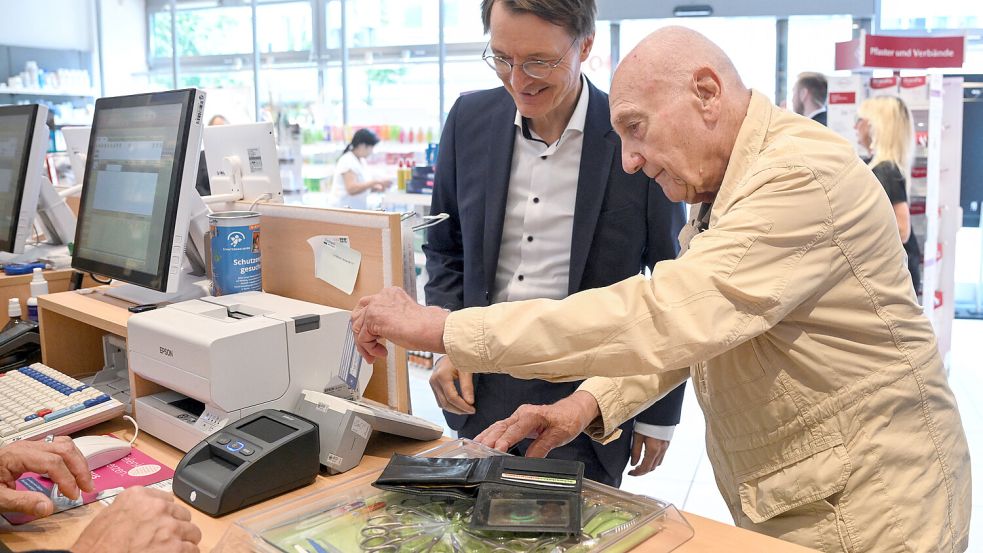 Gesundheitsminister Karl Lauterbach (SPD) will Anfang 2024 das E-Rezept verpflichtend einführen Foto: Reuters/Annegret Hilse