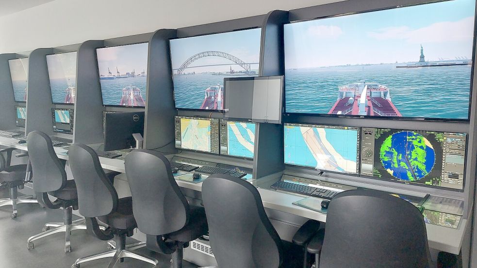Bevor es auf ein echtes Schiff geht, lernen die Studierenden an Simulatoren unter anderem, wie sie Radargeräte richtig bedienen und Seekarten lesen.