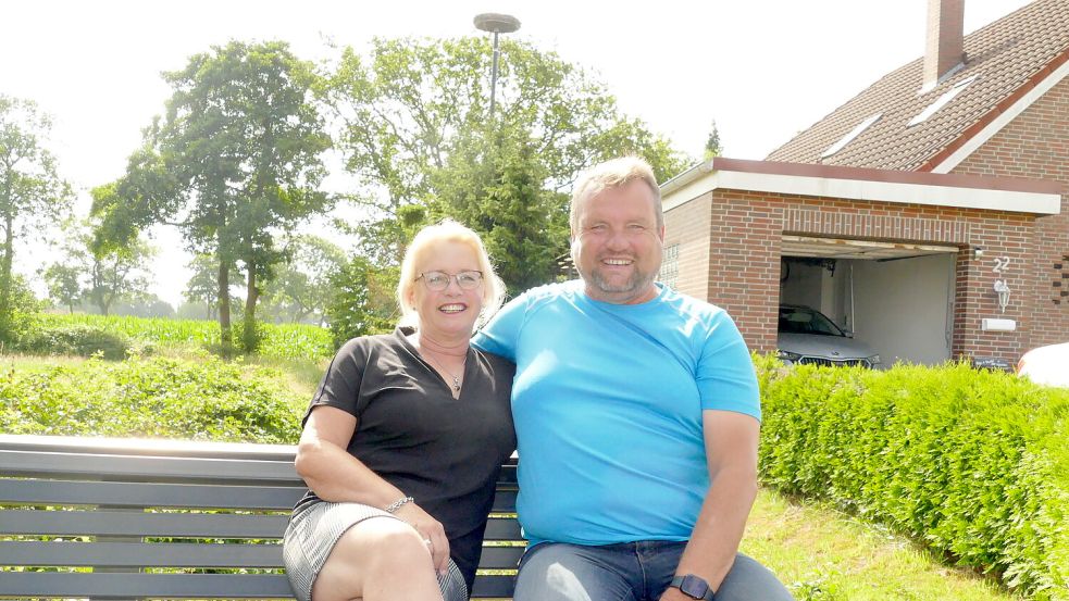 Anja und Gerold Stratmann wohnen in Backemoor zwischen Wiesen und Feldern. Hinter ihrem Haus haben sie ein Storchennest gebaut. Dieses Jahr ist es zum ersten Mal besetzt. Foto: Wieking