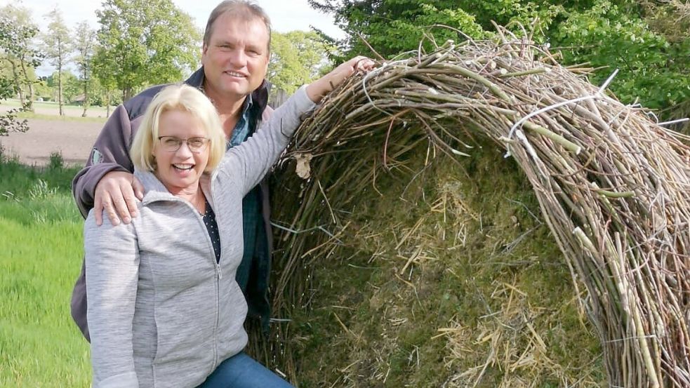 Gerold und Anja Stratmann haben das Storchennest, das einen Durchmesser von rund 1,60 Meter hat, mit Hilfe von Freunden und Nachbarn gebaut. Foto: privat