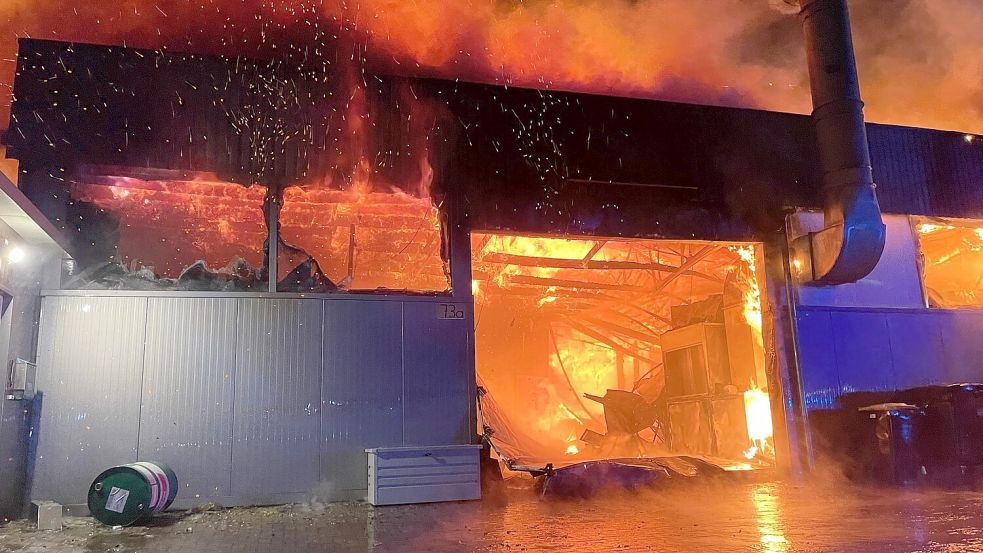 Die Gewerbehalle ist ausgebrannt. Foto: Feuerwehr Papenburg