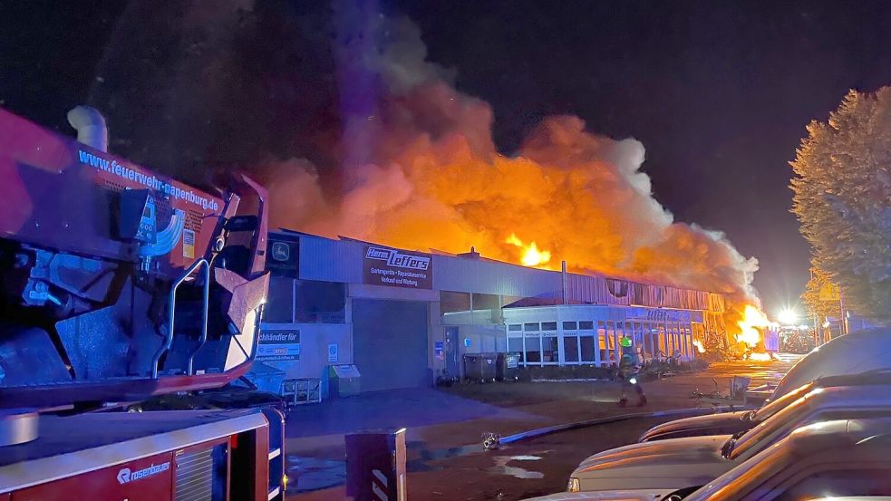 Schon von weitem zu erkennen: das große Feuer über der Lagerhalle. Foto: Feuerwehr Papenburg