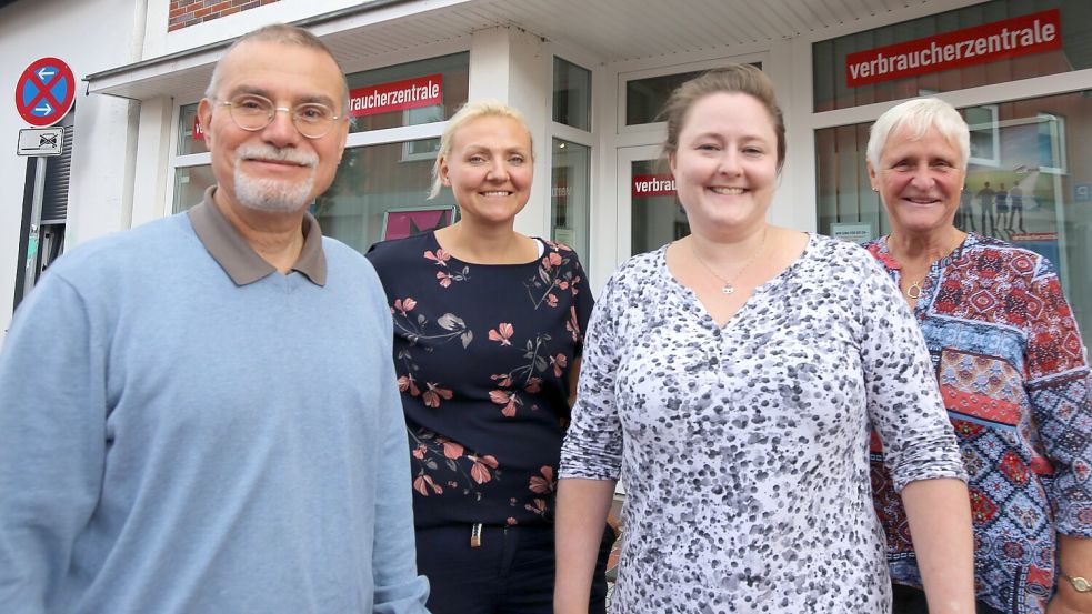 Das Team aus Aurich (von links): Energieberater Holger Glaus, Beratungsassistentin für das Service-Telefon Anika Barkhoff sowie die Beraterinnen Karin Itzen und Mareke Eilers. Foto: Böning