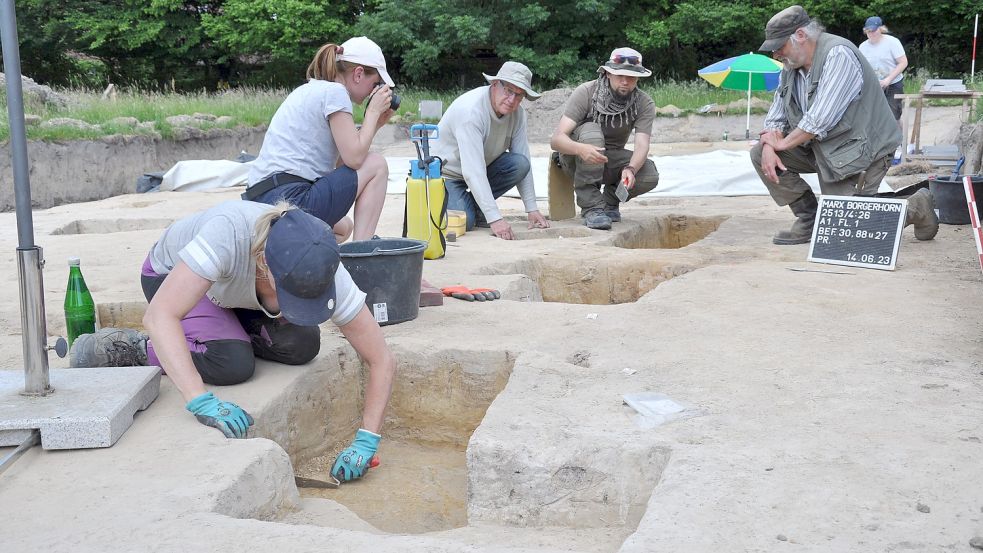 Der Lehmboden an der Ausgrabungsstelle ist durch Hitze und Trockenheit hart wie Beton. Im Hintergrund wird sichtbar, die tief unter der eigentlichen Oberfläche die Grabungshelfer arbeiten. Foto: Ullrich