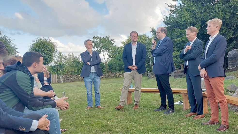 Umweltminister Christian Meyer (stehend in der Mitte) stellte sich - ebenso wie Oberbürgermeister Tim Kruithoff (Zweiter von links), Dr. Frank May von Alterric (rechts neben Meyer) und Dr. Bernhard Brons (rechts) den Fragen der Energie-Interessierten im Ökowerk. Foto: Hanssen