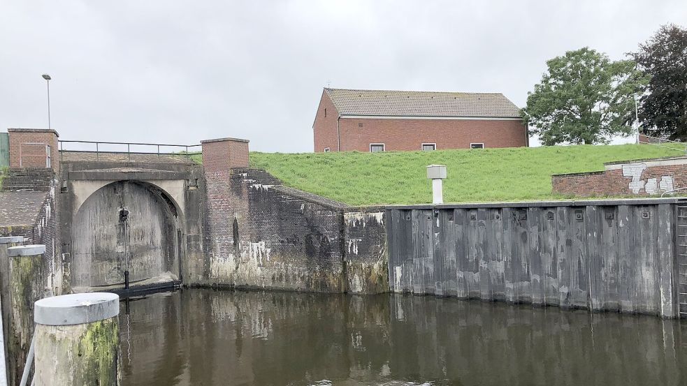 Das instandgesetzte Sieltor in Greetsiel blieb am Donnerstagvormittag geschlossen. Foto: Kraft