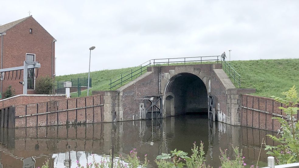 Das frisch überholte Haupttor blieb am Donnerstagvormittag geschlossen. Somit blieb der Blick in das Hafenbecken durch das Sieltor verwehrt. Foto: Kraft