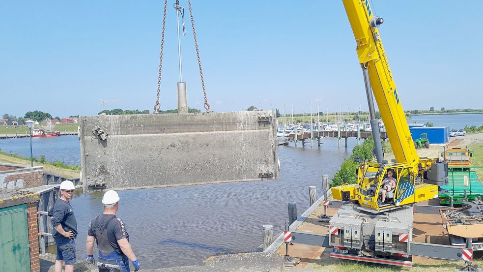 Mit einem Autokran wurde das Hubtor aus dem Wasser gehoben. Foto: Erster Entwässerungsverband Emden