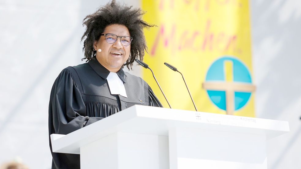 Quinton Ceasar aus Wiesmoor bei seiner Predigt während des Abschlussgottesdienstes in Nürnberg. Foto: DEKT/Bongard