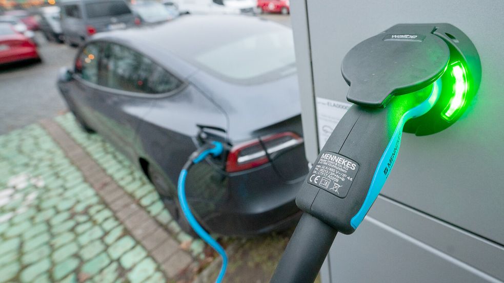 Die Deutschen werden immer unzufriedener mit ihrem Elektroauto. Das liegt auch an neuen Anforderungen an die Hersteller. Foto: dpa/Julian Stratenschulte