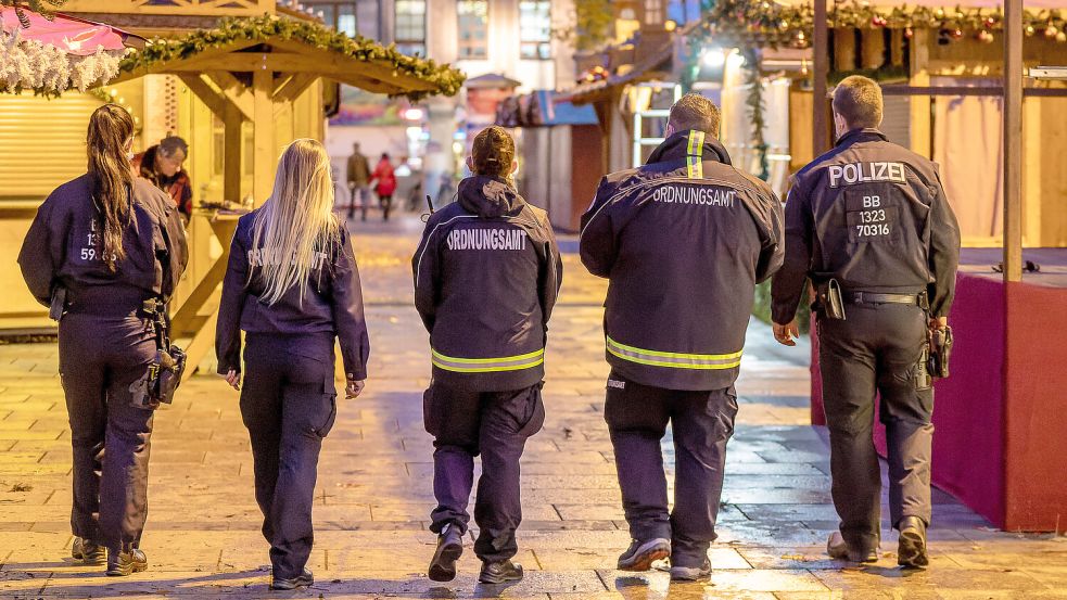 Die Anrufe des Angeklagten lösten unter anderem die stundenlange Sperrung des Düsseldorfer Weihnachtsmarktes aus. Foto: dpa/Frank Hammerschmidt