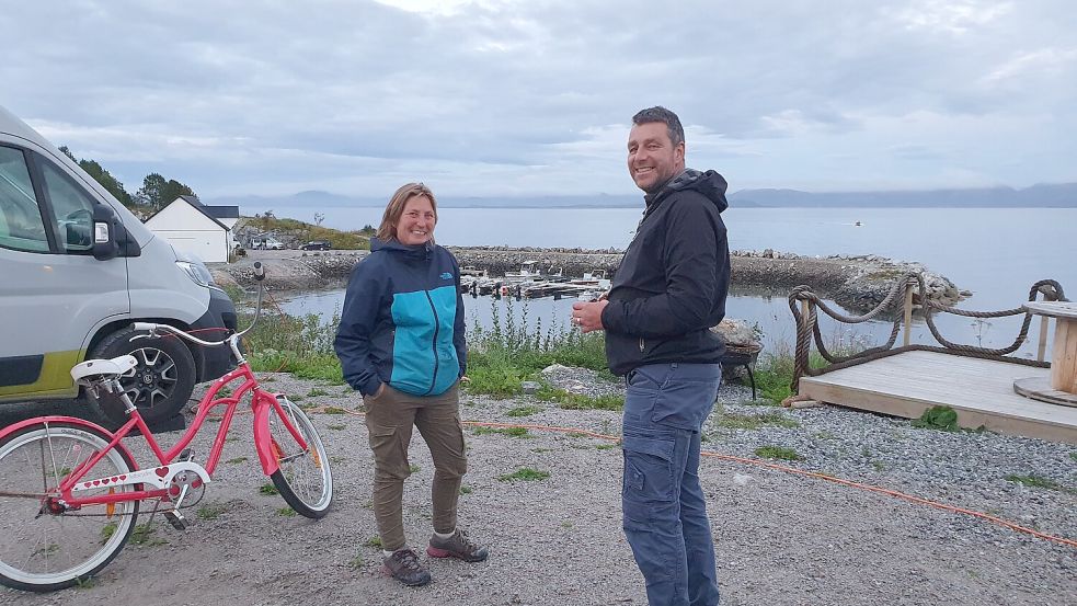 Norwegerin Hilde und Schweriner Björn am Ufer der Insel Fjellværsøya. Der deutsche Urlauber kommt wegen des Unwetters nicht nach Hause. Foto: privat