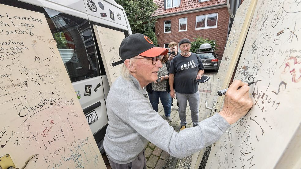 Kult-Komiker Otto Waalkes signierte die Klotüren im Juli während seines jüngsten Besuches in seiner Heimatstadt Emden. Foto: Ortgies