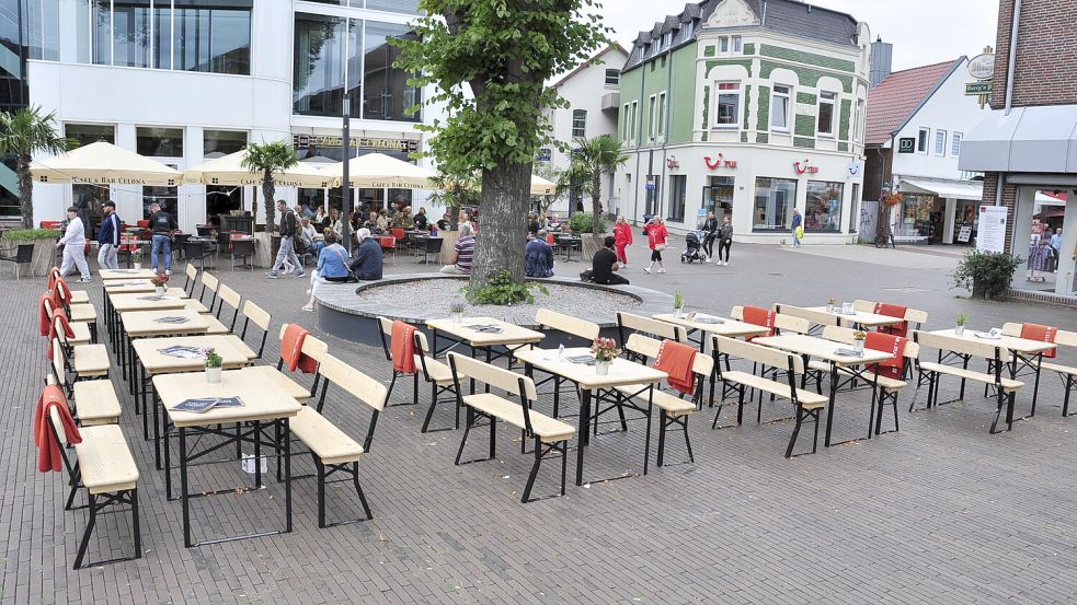 Aus 20 werden zwölf: Einige Tische auf dem Denkmalsplatz mussten weichen. Foto: Wolters