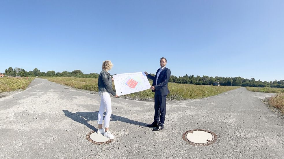 Bürgermeister Sven Lübbers und Bauamts-Mitarbeiterin Hanna Schoon sahen sich das neue Baugebiet vor Ort nochmal im Abgleich mit dem Plan an. Foto: Cordsen
