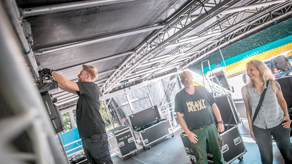 Die Festivalmacher (von rechts) Ute Rittmeier und Ingo Stührenburg sahen sich den Aufbau der Bühne am Freitag an und packten auch selbst hinter den Kulissen mit an. Foto: Cordsen
