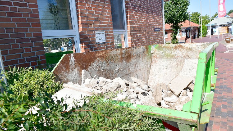 Aktuell sind wieder Arbeiter im Innern des Gebäudes beschäftigt. Foto: Wagenaar