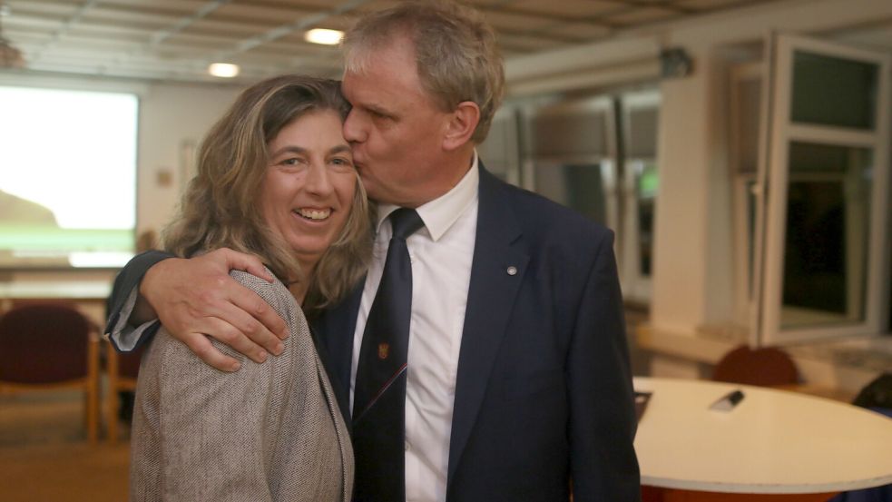 Freude nach der Wahl: Thomas Erdwiens drückt seiner Frau im Rathaus einen Kuss auf die Stirn. Foto: Cordsen/Archiv