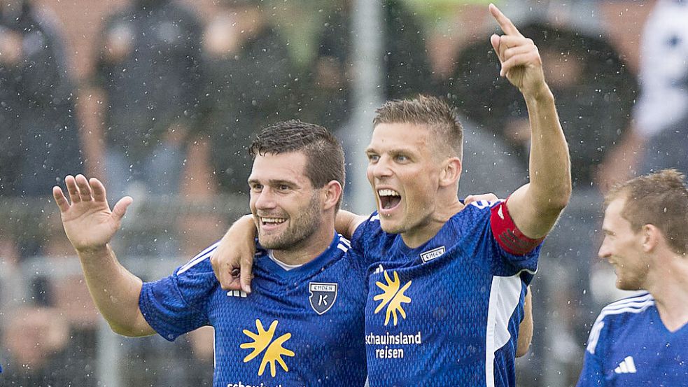 Tido Steffens (links) und Kickers-Kapitän Bastian Dassel wollen am Samstag über einen Heimsieg jubeln. Foto: Jens Doden/Emden