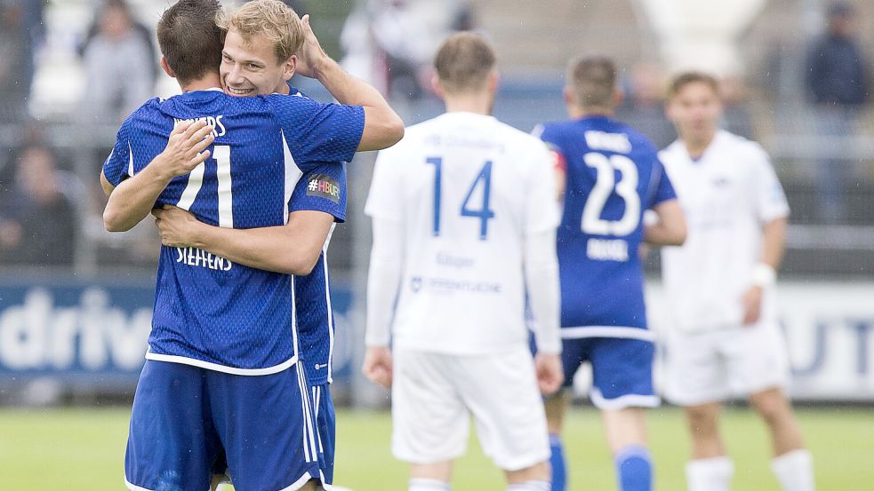 David Schiller (rechts) hat sich in der Vorbereitung in die Startelf gearbeitet. In diese dürfte Sturm-Kollege Tido Steffens (links) heute zurückkehren, nachdem er im Pokal in Bornreihe wegen seines Polterabends gefehlt hatte. Foto: Doden/Emden