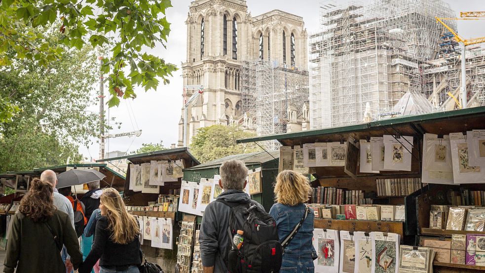 So typisch für Paris wie Notre Dame: Die dunkelgrünen Kisten der Bouquinisten an den Ufern der Seine. Foto: IMAGO/NurPhoto