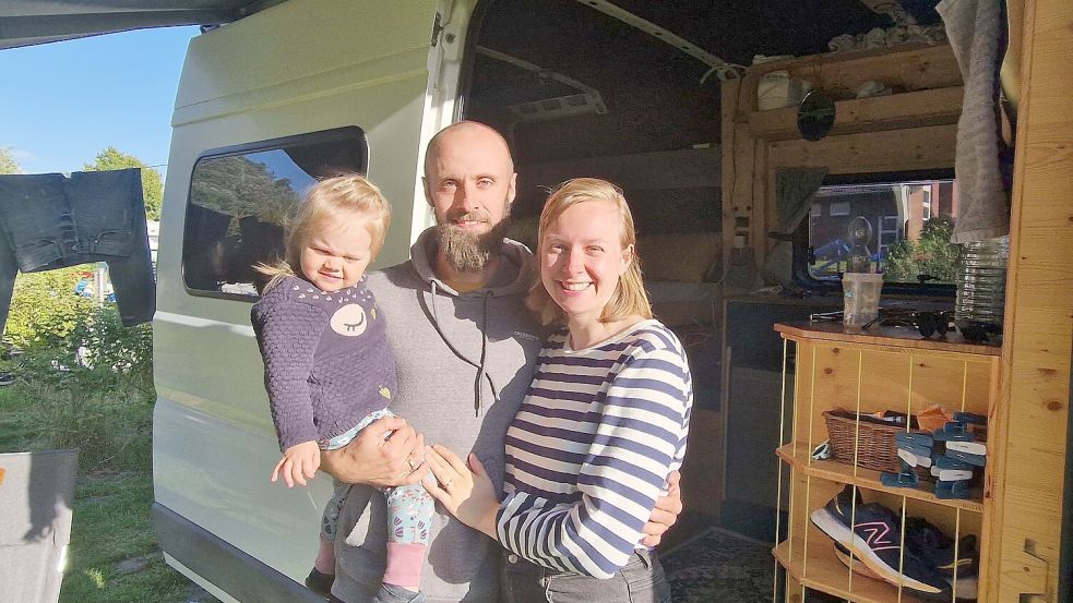 Lukas und Louisa Tschentscher machten mit Töchterchen Ella und dem Wohnmobil in Bingum Halt. Foto: Gettkowski
