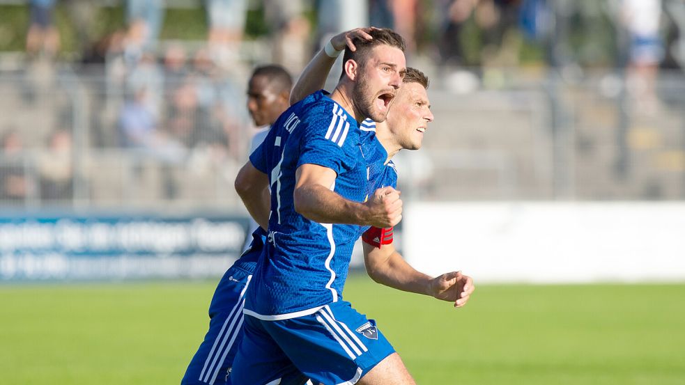 Kickers Emden und Celle zeigen ein Spektakel. Hier jubelt Tido Steffens. Foto: Doden/Emden