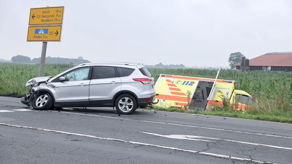 Einsatzkräfte sind zu einem Unfall in Loppersum ausgerückt. Foto: Hock