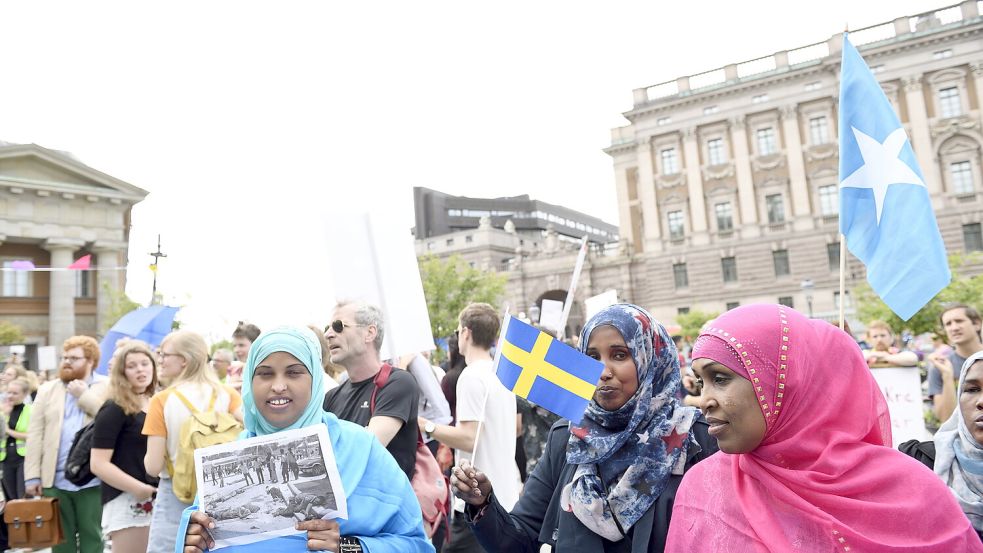 Demonstranten vor dem schwedischen Parlament im Juni 2016. Das Land verabschiedete bereits 2016 ein Gesetz zur Verschärfung der Regelungen für Asyl und Familienzusammenführung. Foto: dpa/Henrik Montgomery/Tt