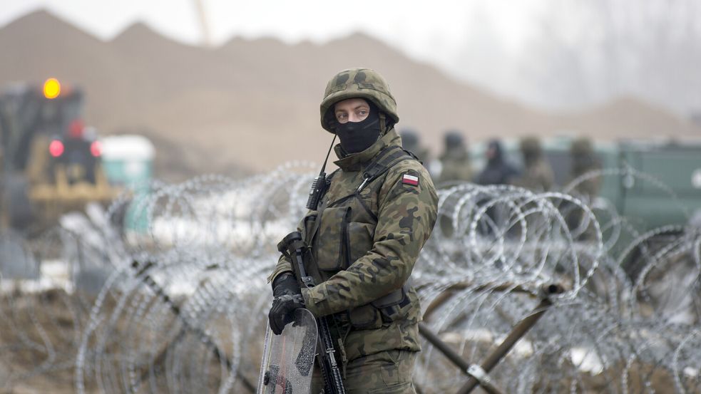 Ein polnischer Soldat sichert die Grenze zu Belarus. Foto: dpa/SOPA Images via ZUMA Press Wire/Attila Husejnow