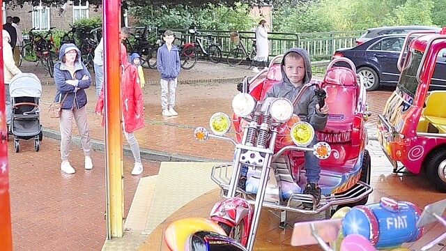 Die Stände und Buden auf dem Müggenmarkt lockten vor allem Familien mit Kindern an. Foto: Wolters