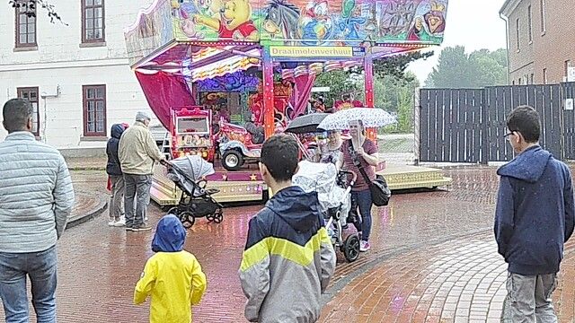 Die Karussells und Buden lockten vor allem Familien mit Kindern an. Foto: Wolters