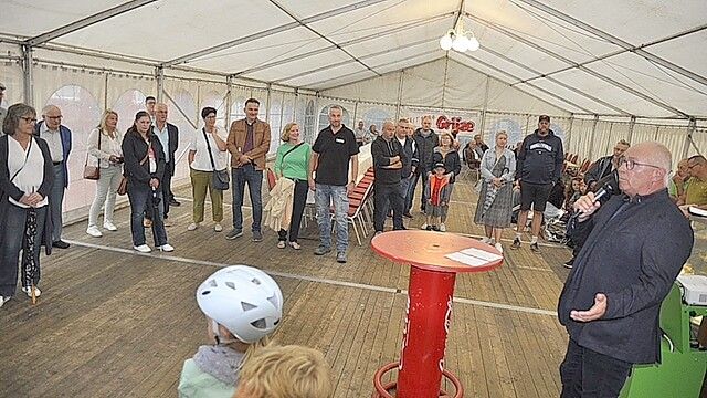Jemgums Bürgermeister Hans-Peter Heikens eröffnete den Müggenmarkt im Festzelt. Foto: Wolters