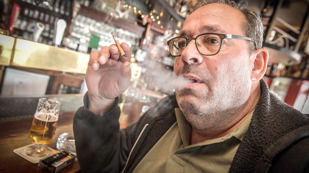 Holger Nowak raucht gerne auch in der Kneipe. Foto: Ortgies