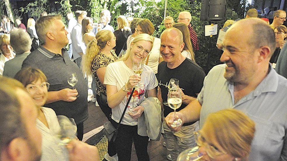 Auf dem Weinfest in Leer trifft man gute alte Bekannte und kann neue Bekanntschaften knüpfen. Foto: Wolters