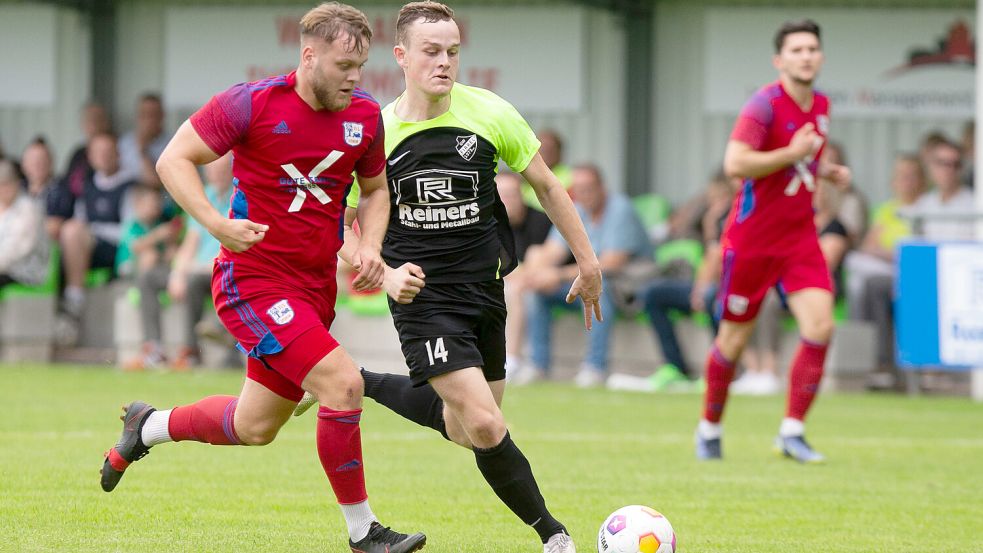 Klaas Folkerts (rechts) erzielte im zweiten Landesligaspiel sein erstes Tor. Er besorgte das 1:0. Foto: Doden/Emden