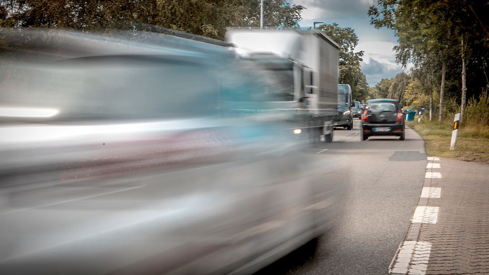 Zeitweise beidseitig in dichter Folge sind zuletzt Autos, Laster und Lieferwagen über die Schrahörnstraße gerauscht. Foto: Cordsen