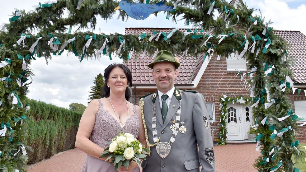 Der neue König Gregor Hoten mit seiner Frau Linda vor dem bunt geschmückten Bogen.