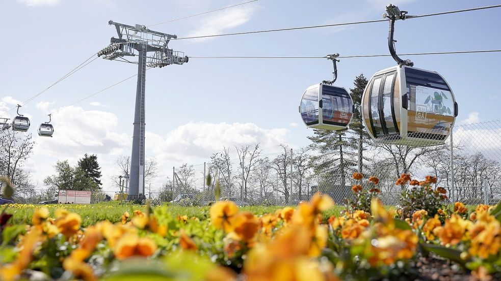 Das Gelände der Bundesgartenschau kann man mit einer Seilbahn überqueren. Foto: Uwe Anspach/dpa