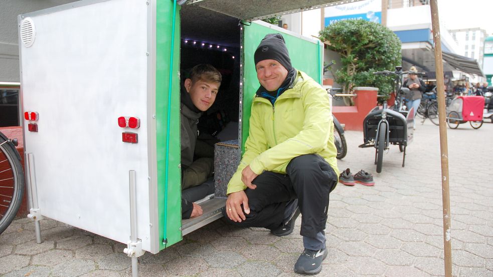 Auch in der Borkumer Bismarckstraße, wo Silas und Sascha Görg kurz Halt gemacht haben, sieht man einen selbst gebauten Fahrradwohnanhänger nicht alle Tage. Foto: Ferber