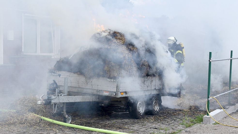 Als die Feuerwehr eintraf, schlugen die Flammen aus den Heuballen. Foto: Ammermann